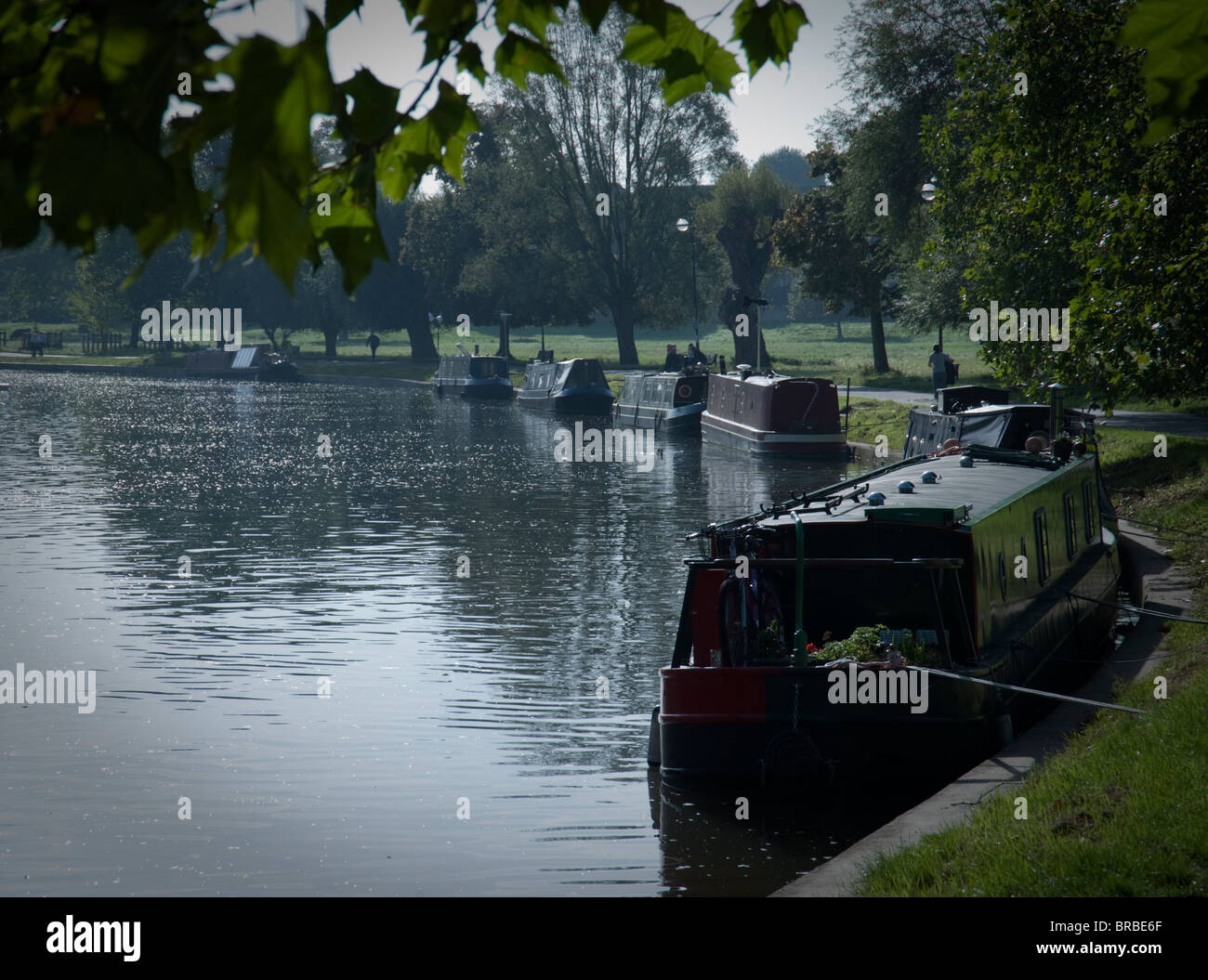 Vertäut Langbooten entlang der Leinpfad entlang des Flusses Cam in Cambridge, mit festgemachten Boote im Herbst Licht des frühen Morgens. Stockfoto