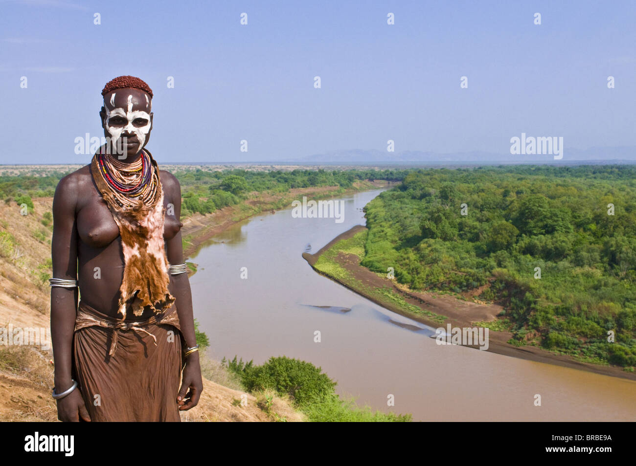 Bunte Frau des Stammes Karo oberhalb des Flusses Omo, Omo-Tal, Äthiopien Stockfoto