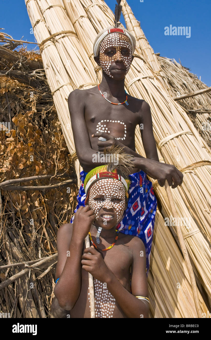 Jungen des Stammes Arbore, Omo-Tal, Äthiopien Stockfoto
