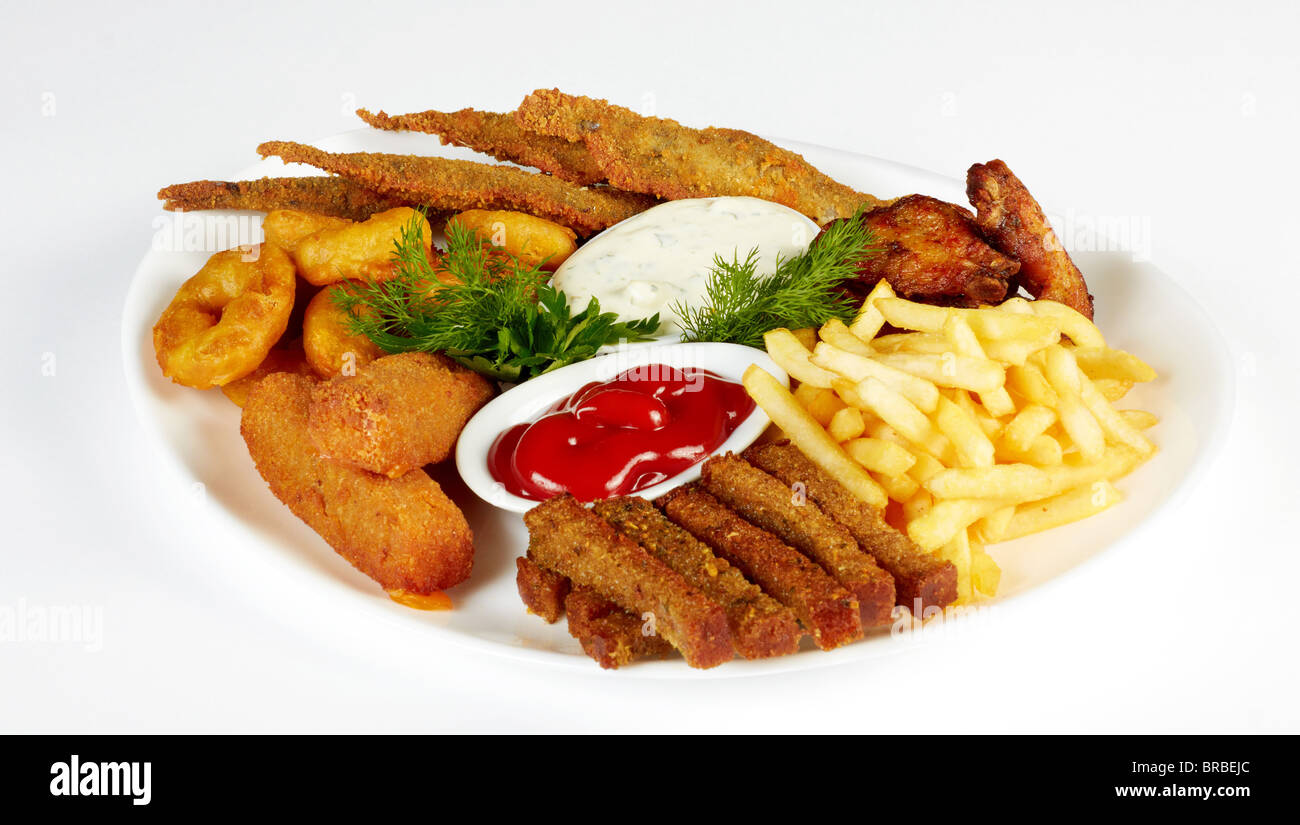 Gebratenen Fisch und Chicken Wings serviert mit Pommes Frites und Zwieback isoliert auf einem weißen Teller Stockfoto