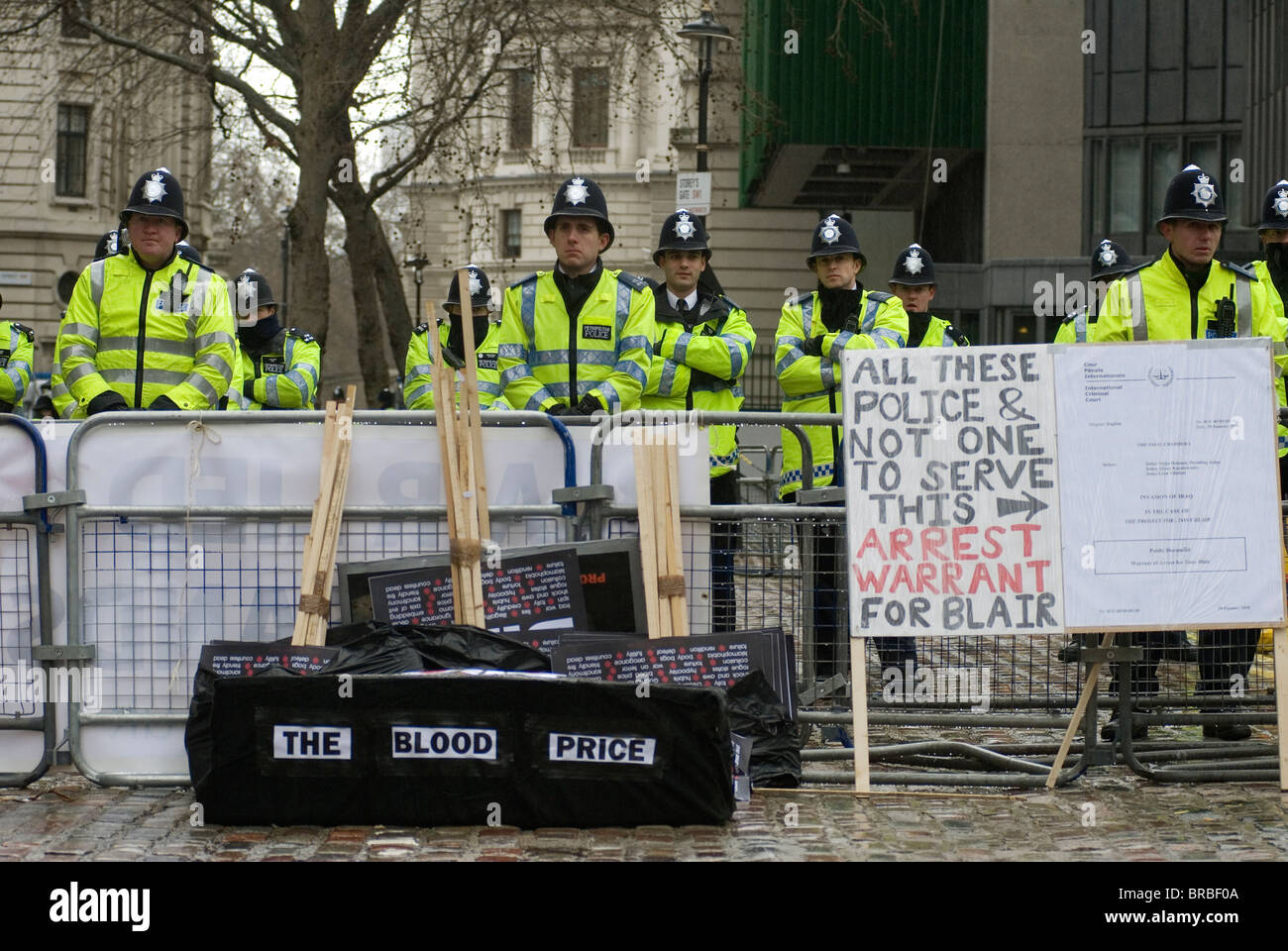 Polizei außerhalb der Queen Elizabeth II Conference Centre im Zentrum von London als Tony Blair Beweise für die Chilcot-Untersuchung gab Stockfoto