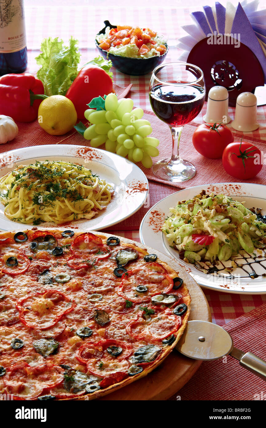 Einstellung der klassische italienische Küche mit Pizza, Pasta, Salat ...