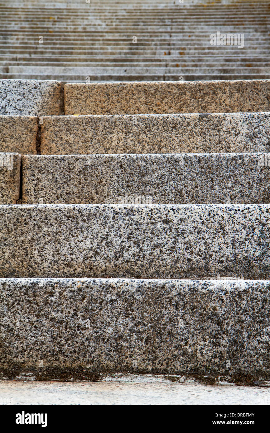 Konzentrierte in der Nähe von Schritten mit vielen führende nach oben Treppe im Hintergrund Stockfoto