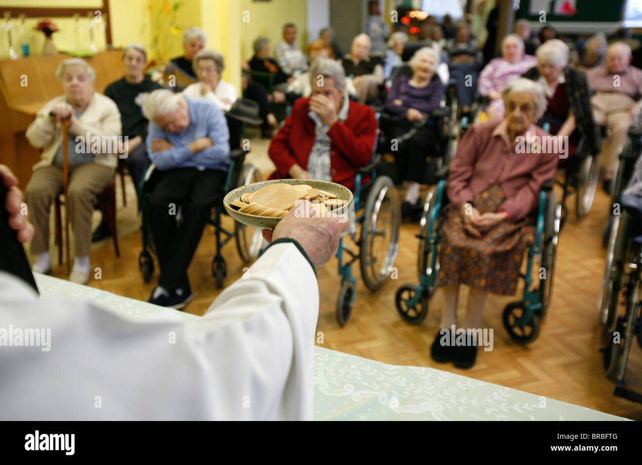 Weihnachtsfeier bei einem älteren Menschen zu Hause, Cheddes, Haute Savoie, Frankreich Stockfoto