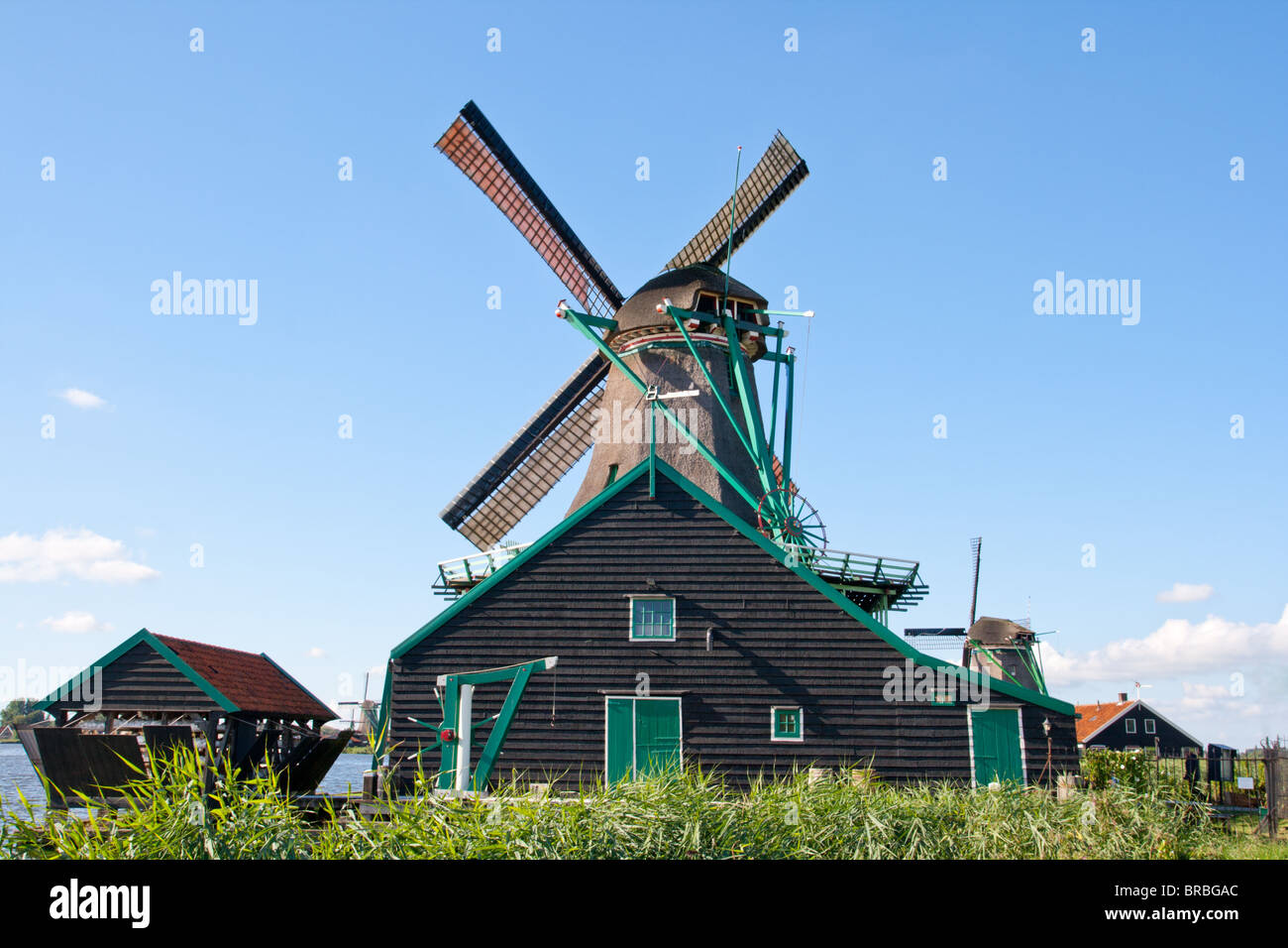 Gut erhaltene historische Windmühlen und Häuser auf der Zaanse Schans in Holland Stockfoto