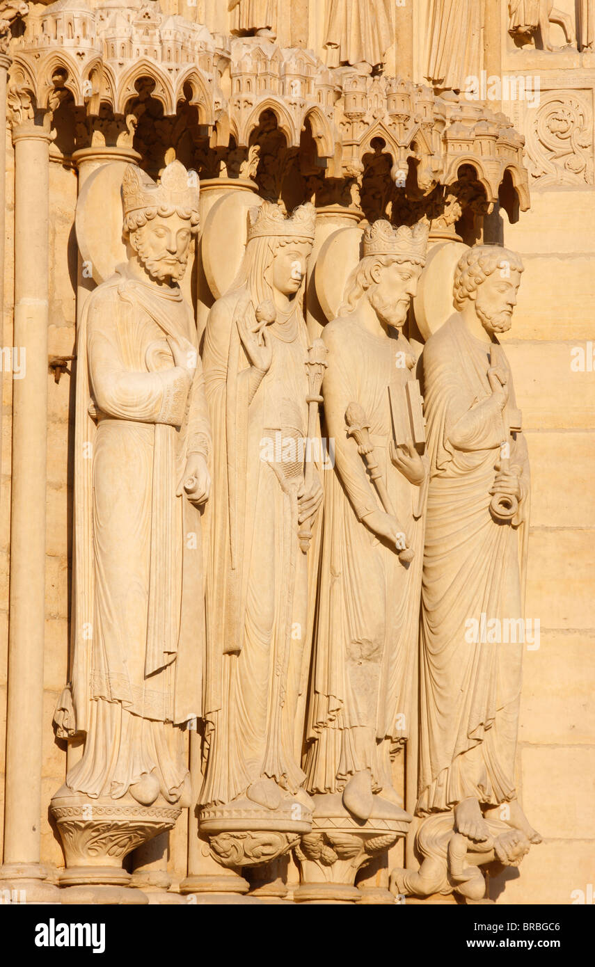 St.-Anna Tor Skulpturen des Königs und der Königin von Saba, Solomon und St. Petert, die Kathedrale Notre Dame, Paris, Frankreich Stockfoto