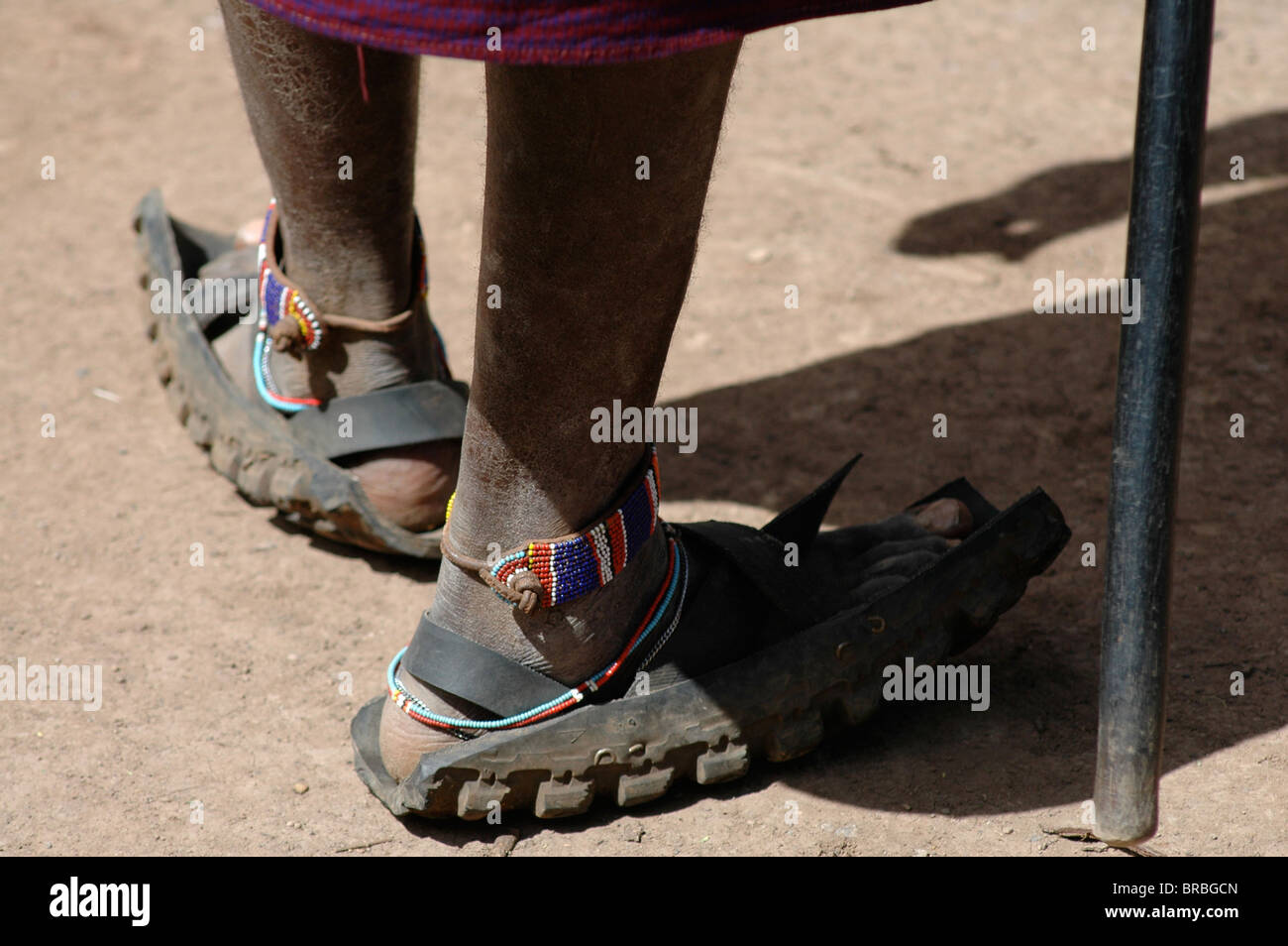 Nahaufnahme von Masai Schuhe von Motorradreifen Stockfotografie - Alamy