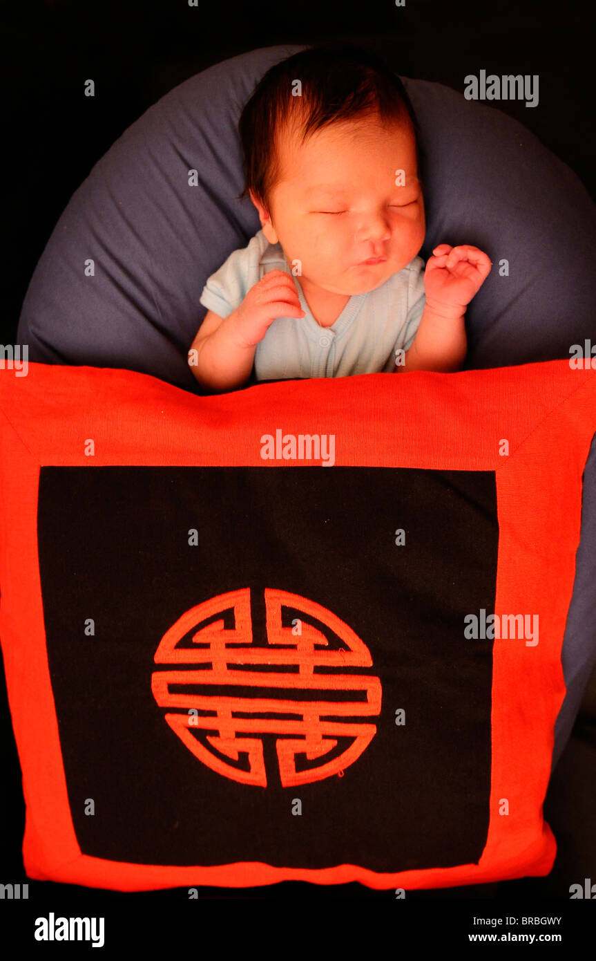 Asiatisches Baby mit Langlebigkeit Symbol, Paris, Frankreich Stockfoto