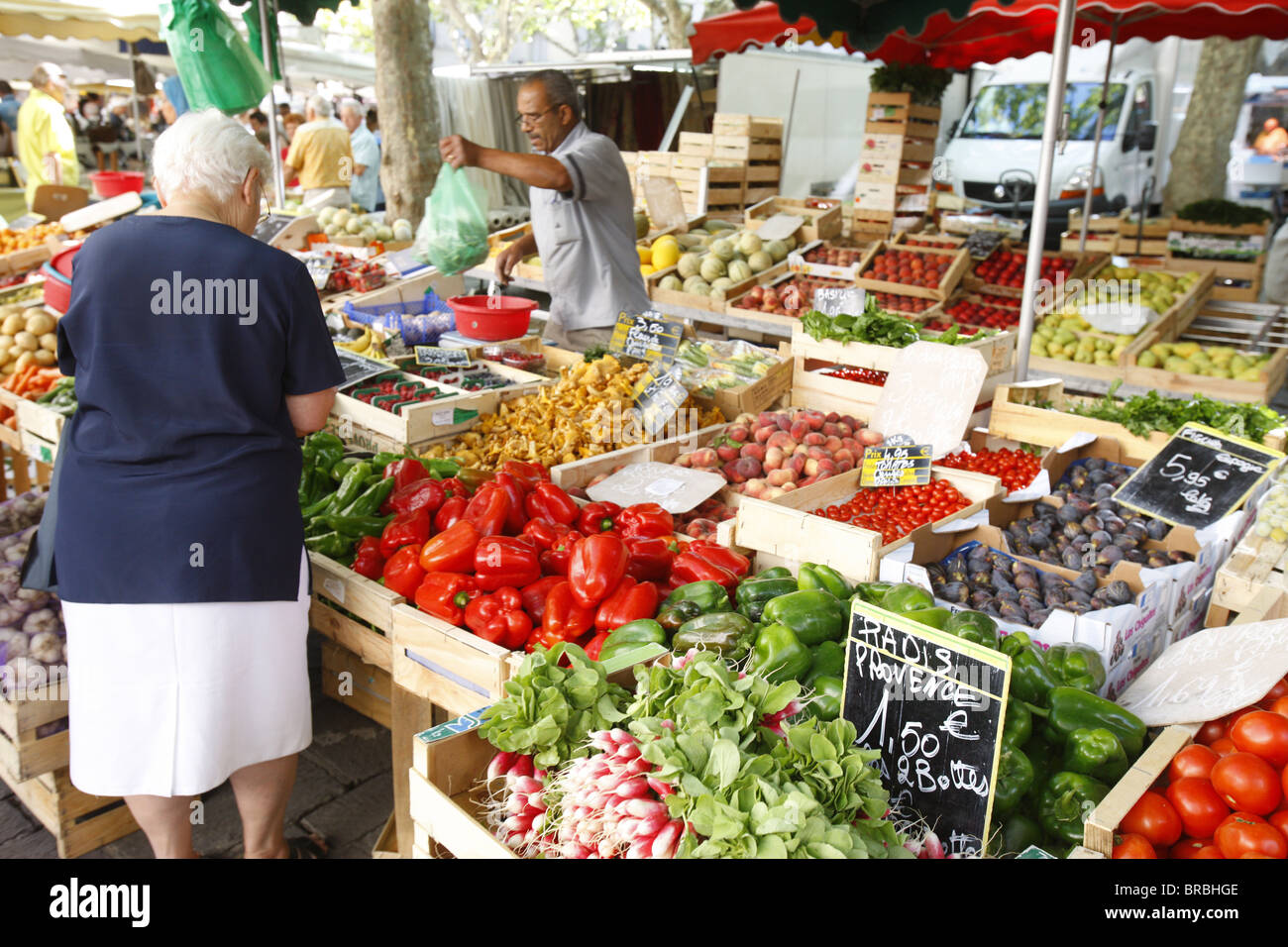 Markt in Uzes, Gard, Languedoc, Frankreich Stockfoto