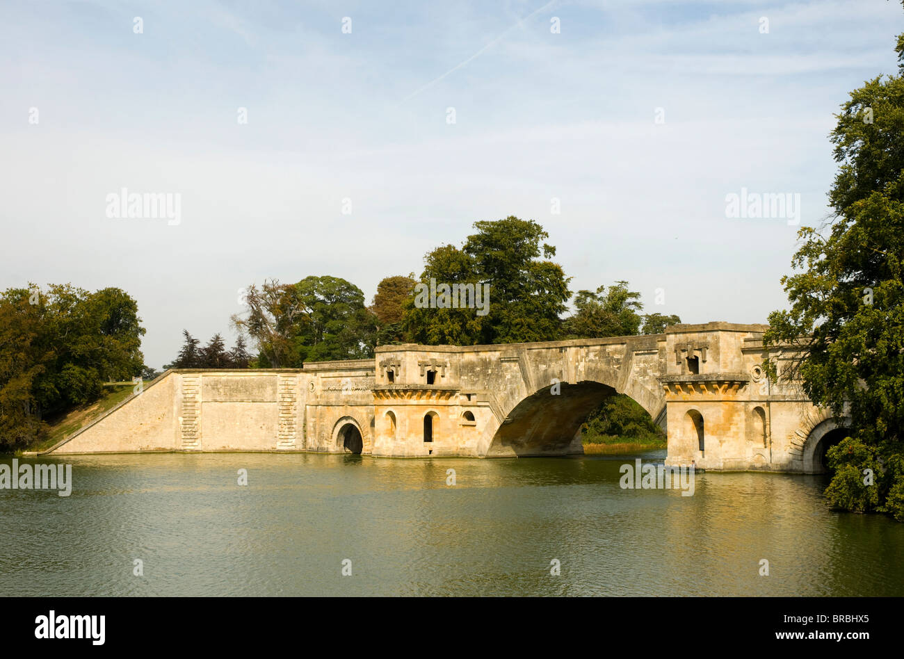 Die Brücke über den großen See im Blenheim Palace, Woodstock, Oxfordshire. Stockfoto