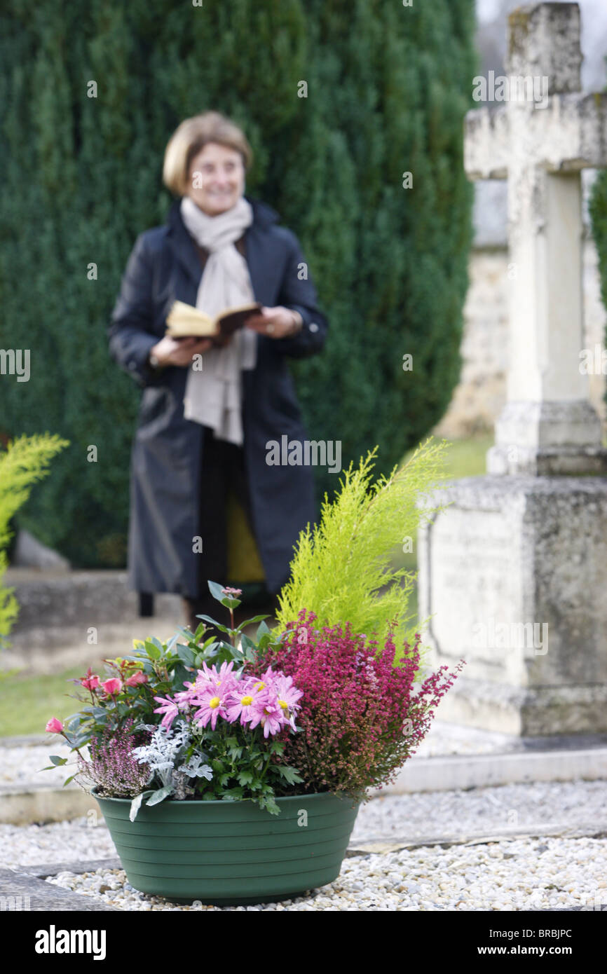 Frau im Friedhof, Saint-Antonin-de-Sommaire, Eure, Frankreich Stockfoto