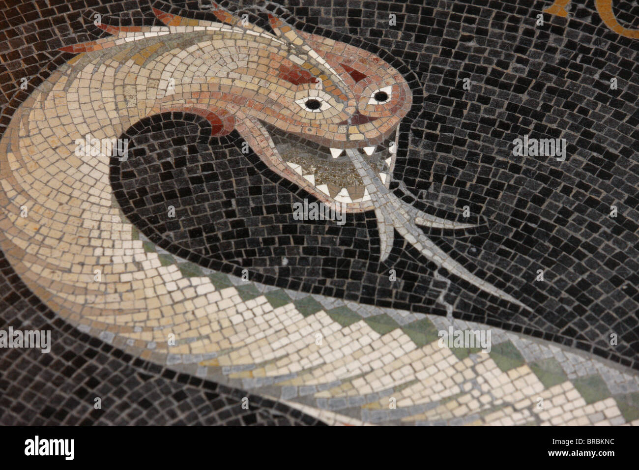 Mosaik der Schlange, die zu der Frau: Nein, du wirst nicht sterben, dem Tod, in Fourvière Basilica, Lyon, Rhone, Frankreich Stockfoto