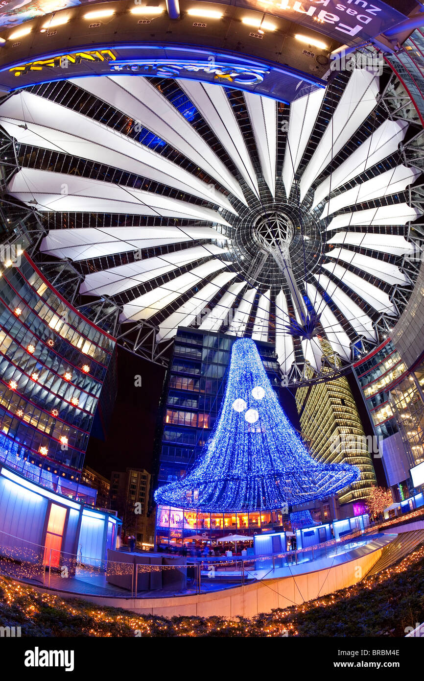 Futuristisches Design des Sony Center am Potsdamer Platz, beleuchtet zu Weihnachten, Berlin, Deutschland Stockfoto