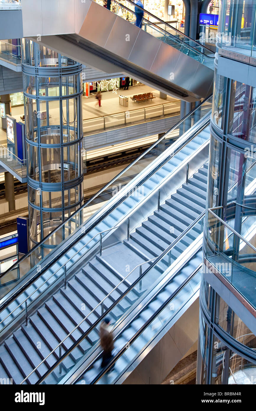 Treppen und Rolltreppen führen auf die Plattform in modernen Bahnhof, Berlin, Deutschland Stockfoto