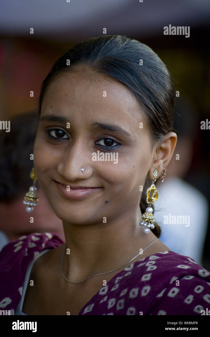 Ein junges Mädchen tragen aufwendige Ohrringe in Jodhpur, Rajasthan, Indien Stockfoto