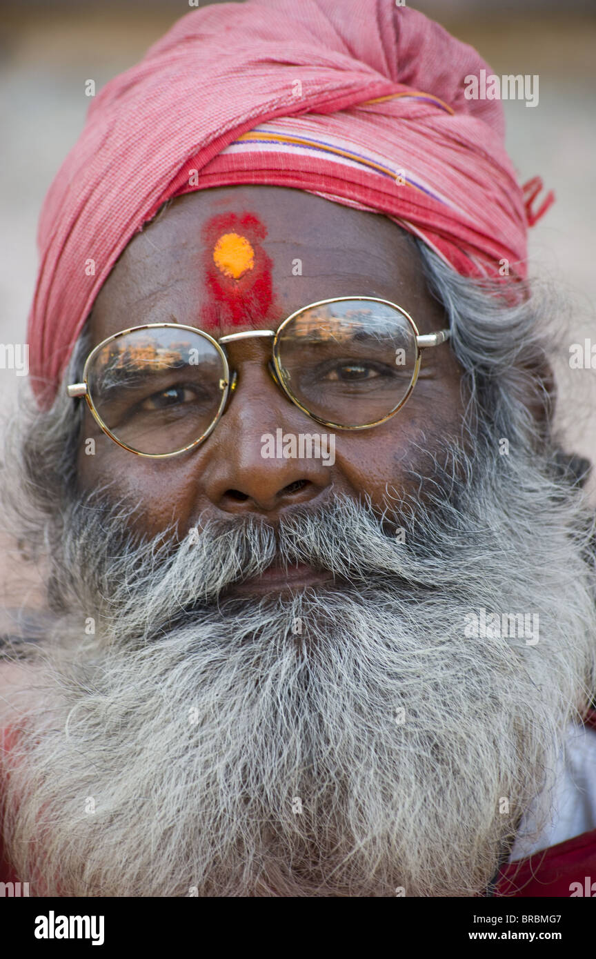 Ein heiliger Mann in einem Turban und langen Bart in Jaipur, Rajasthan, Indien Stockfoto