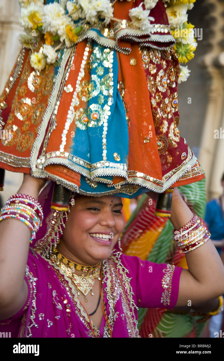 Sari bekleideten Frau mit Idol auf dem Mewar-Festival in Udaipur, Rajasthan, Indien Stockfoto