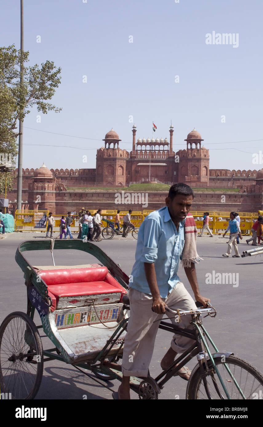 Rikscha-Fahrer in der Nähe von Lahore Gate, Old Delhi, India Stockfoto