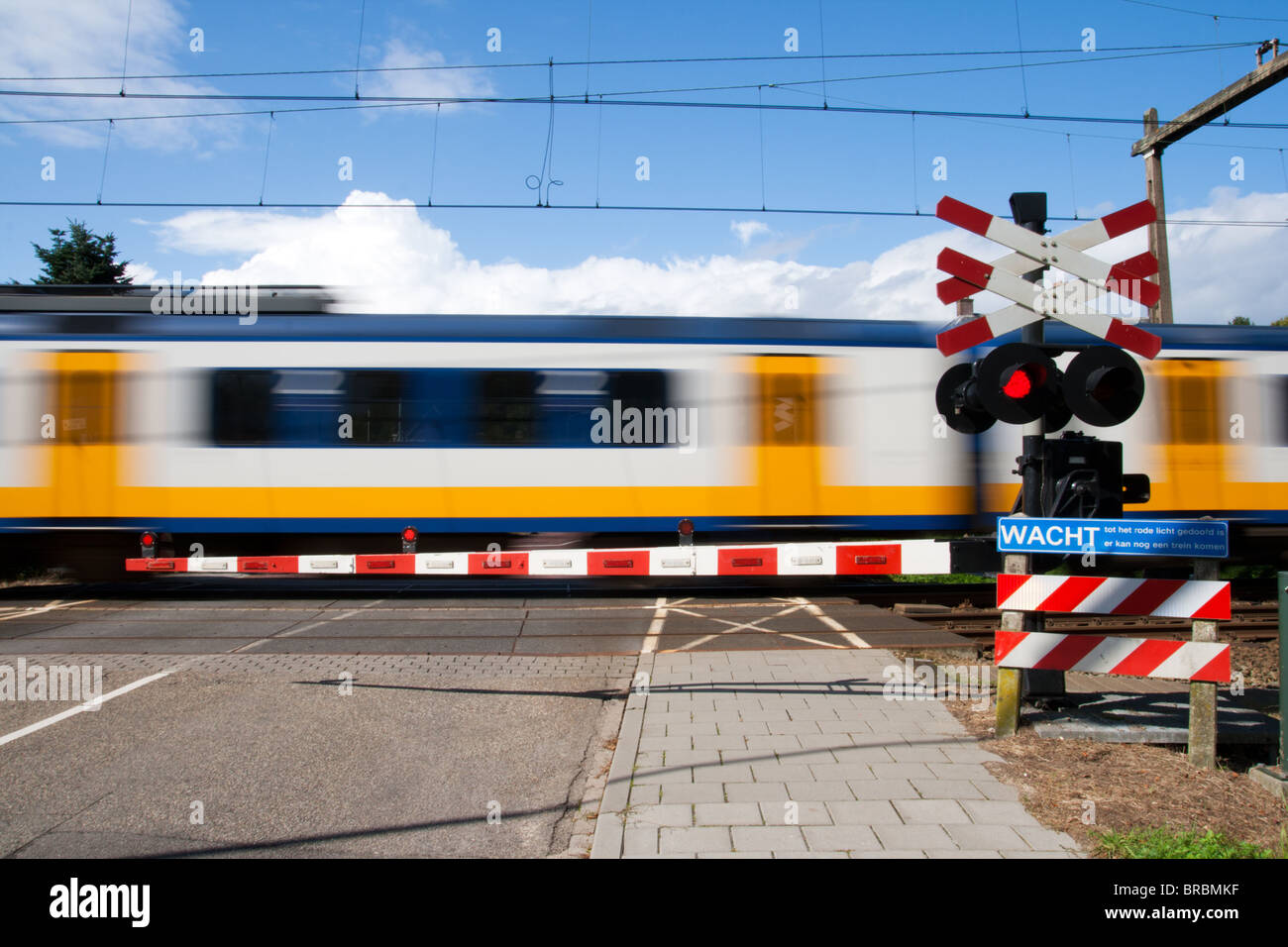 High-Speed-Bahn vorbei an einem Bahnübergang Stockfoto