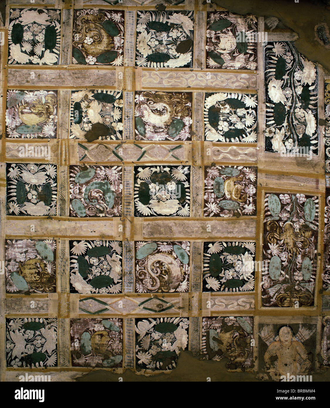 Detail der Motive auf der Decke im Inneren der Höhle Nr. 17, Ajanta, UNESCO-Weltkulturerbe, Maharashtra, Indien Stockfoto