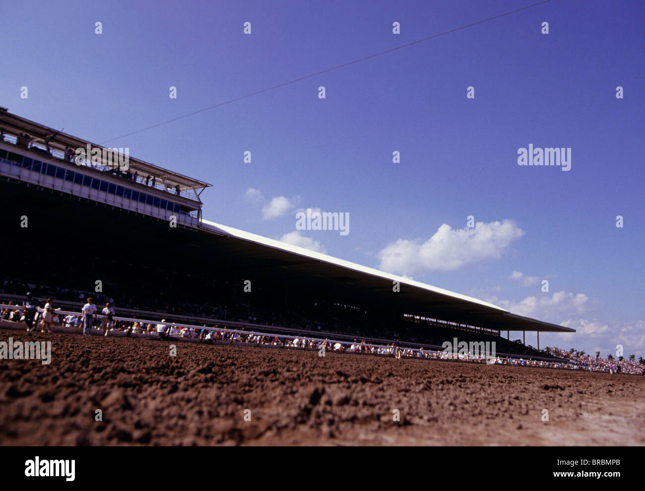 Tribüne auf Rennstrecke aus niedrigen Sicht auf dem richtigen Weg Stockfoto