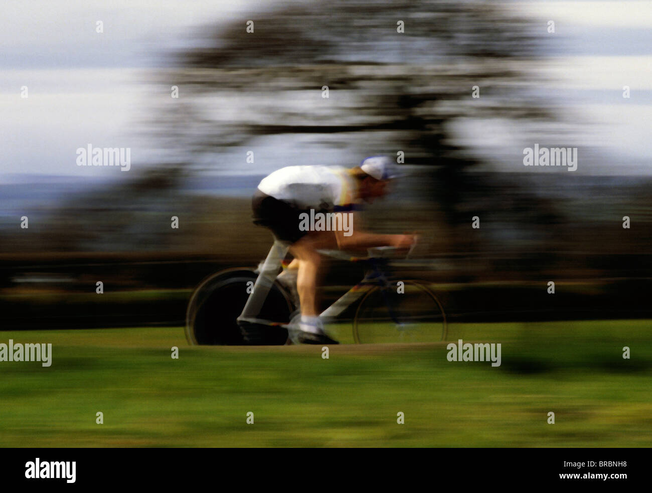 Unschärfe-Effekt als Radfahrer an Kamera vorbei geht Stockfoto