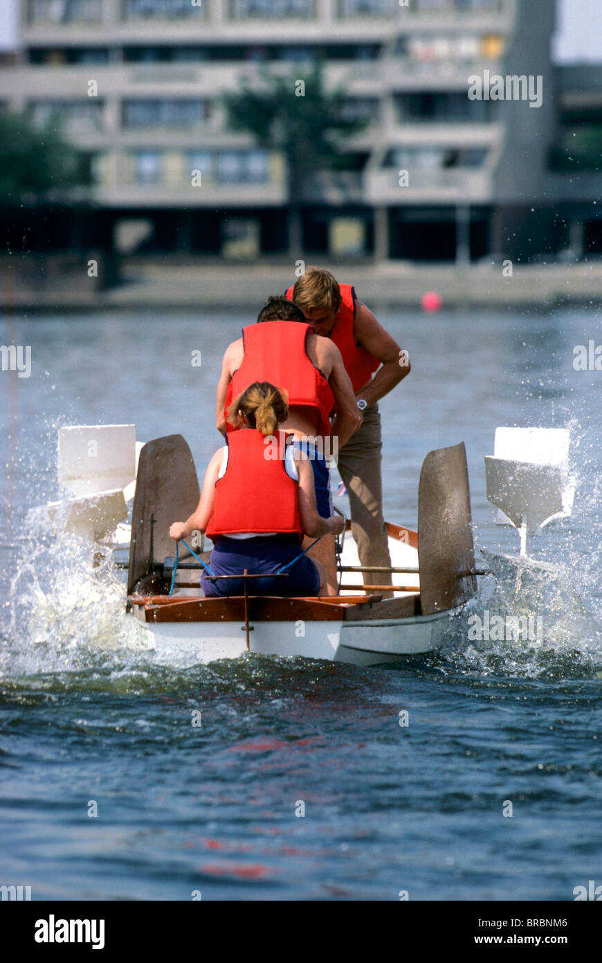Drei Konkurrenten in ihre Paddel Bootsrennen hart Stockfoto