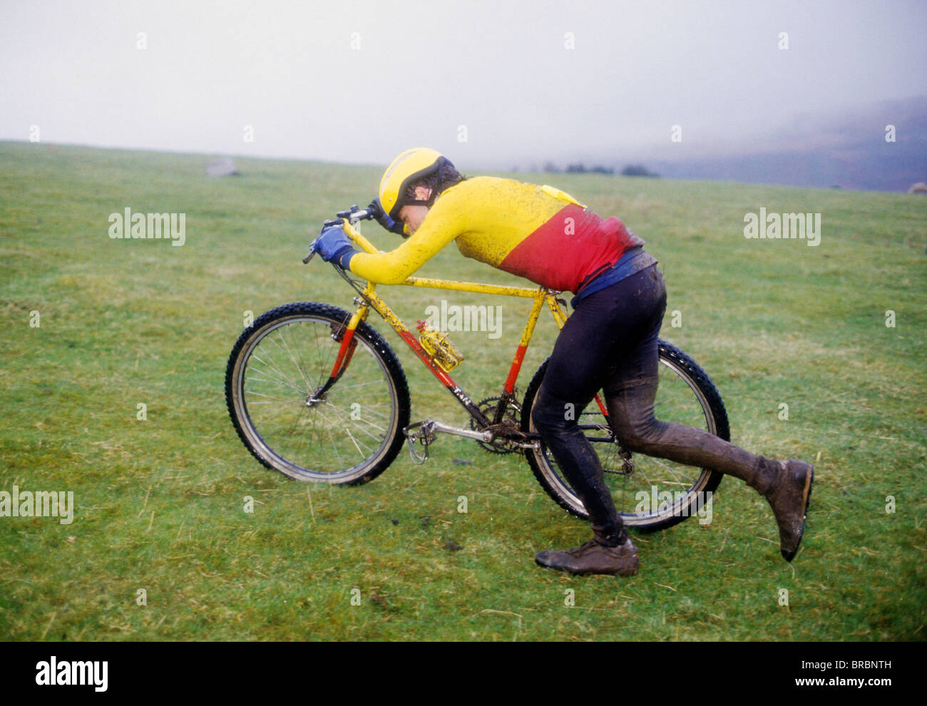 Mountain Bike Racer schiebt sein Fahrrad Hill Platz Stockfoto