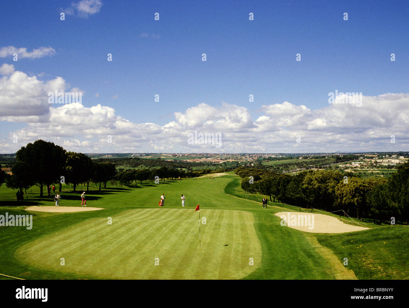 Golfer-Ansatz nach einem langen Fairway grün Stockfoto
