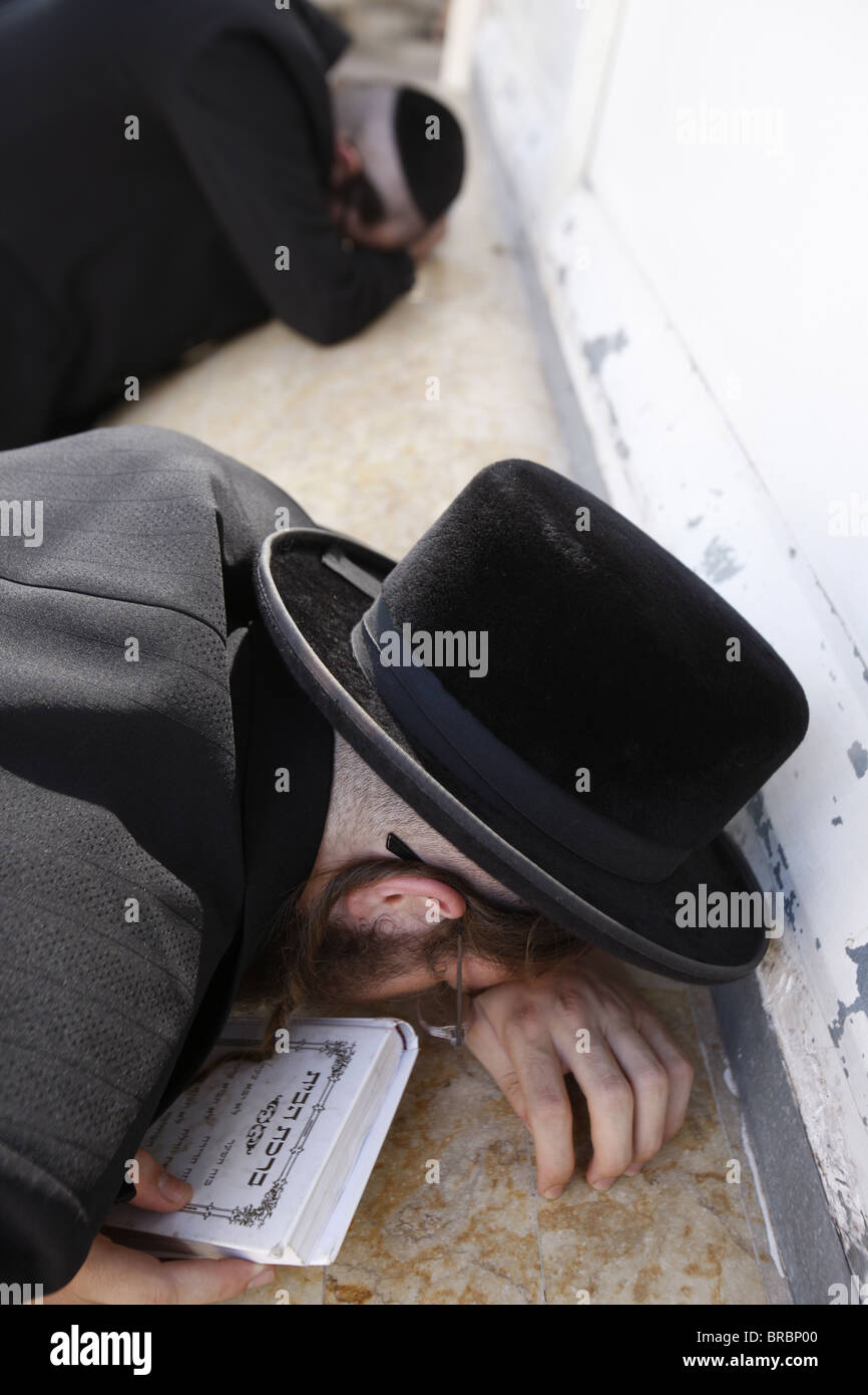 Belz chassidischen Juden beten am Maimonides Grab in Tiberias, Galiläa, Israel Stockfoto