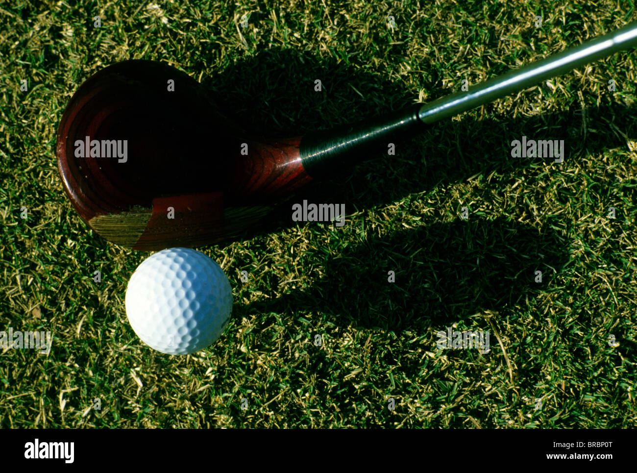 Golfer positioniert sein Holz für ein Laufwerk aus Tee-box Stockfoto