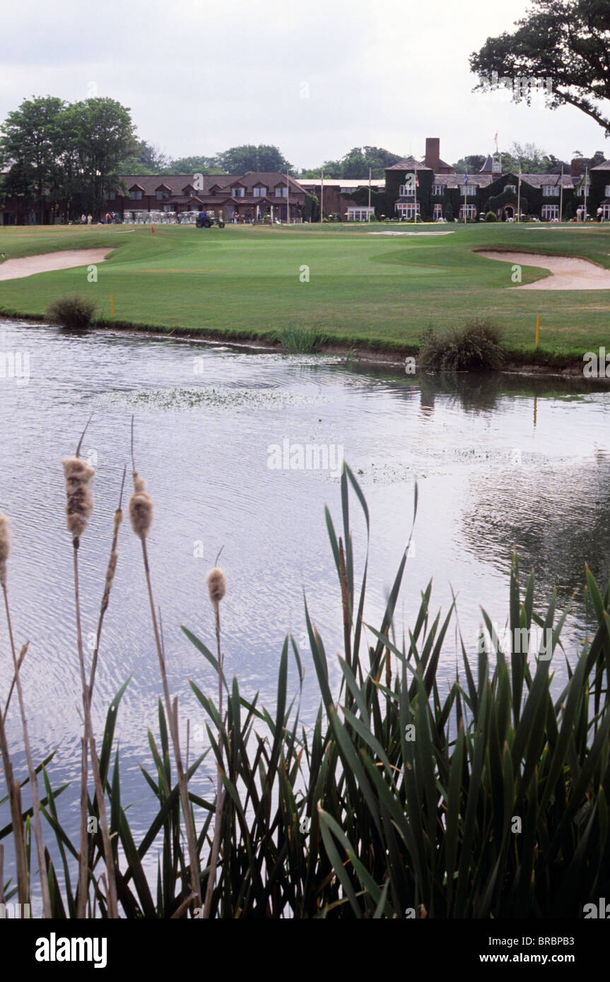 Blick auf das 18. Grün und Clubhaus über einen See Stockfoto