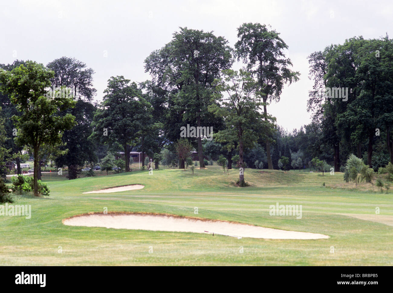 Malerische Aussicht auf den Ansatz zu einem grünen Golfplatz Stockfoto