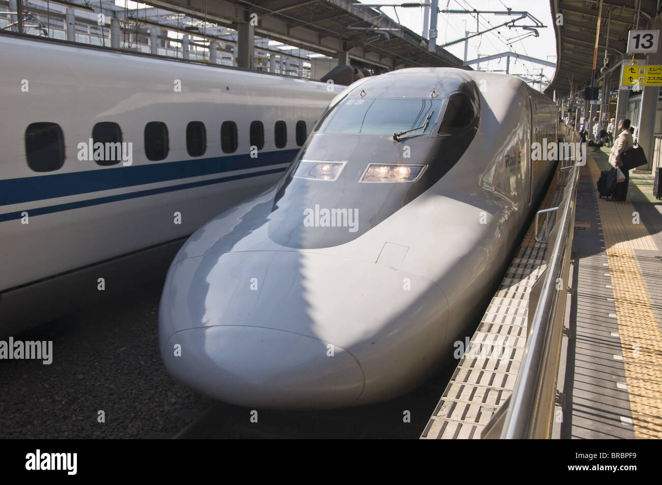 Shinkansen (Bullet) Zug Ankunft am Bahnhof Kokura, Kyushu, Japan Stockfoto