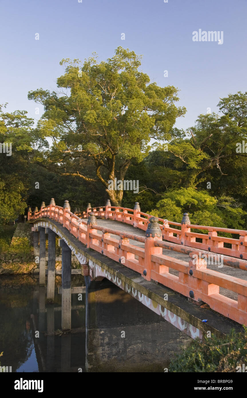 Brücke zum Haupteingang nach Usa Jingu, Usa, Oita, Japan Stockfoto