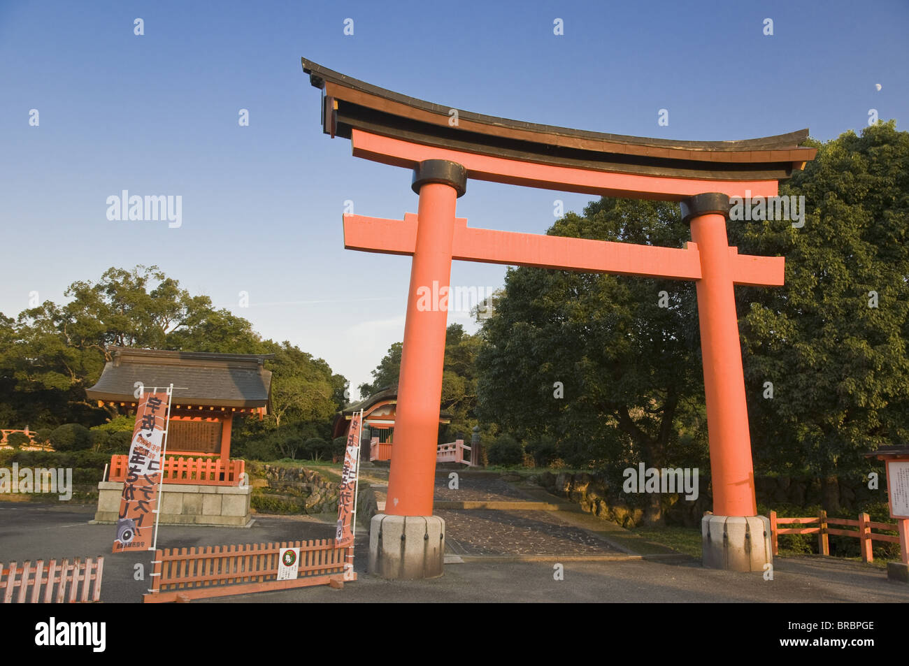 Torii-Tor am Haupteingang nach Usa Jingu, Usa, Oita, Japan Stockfoto