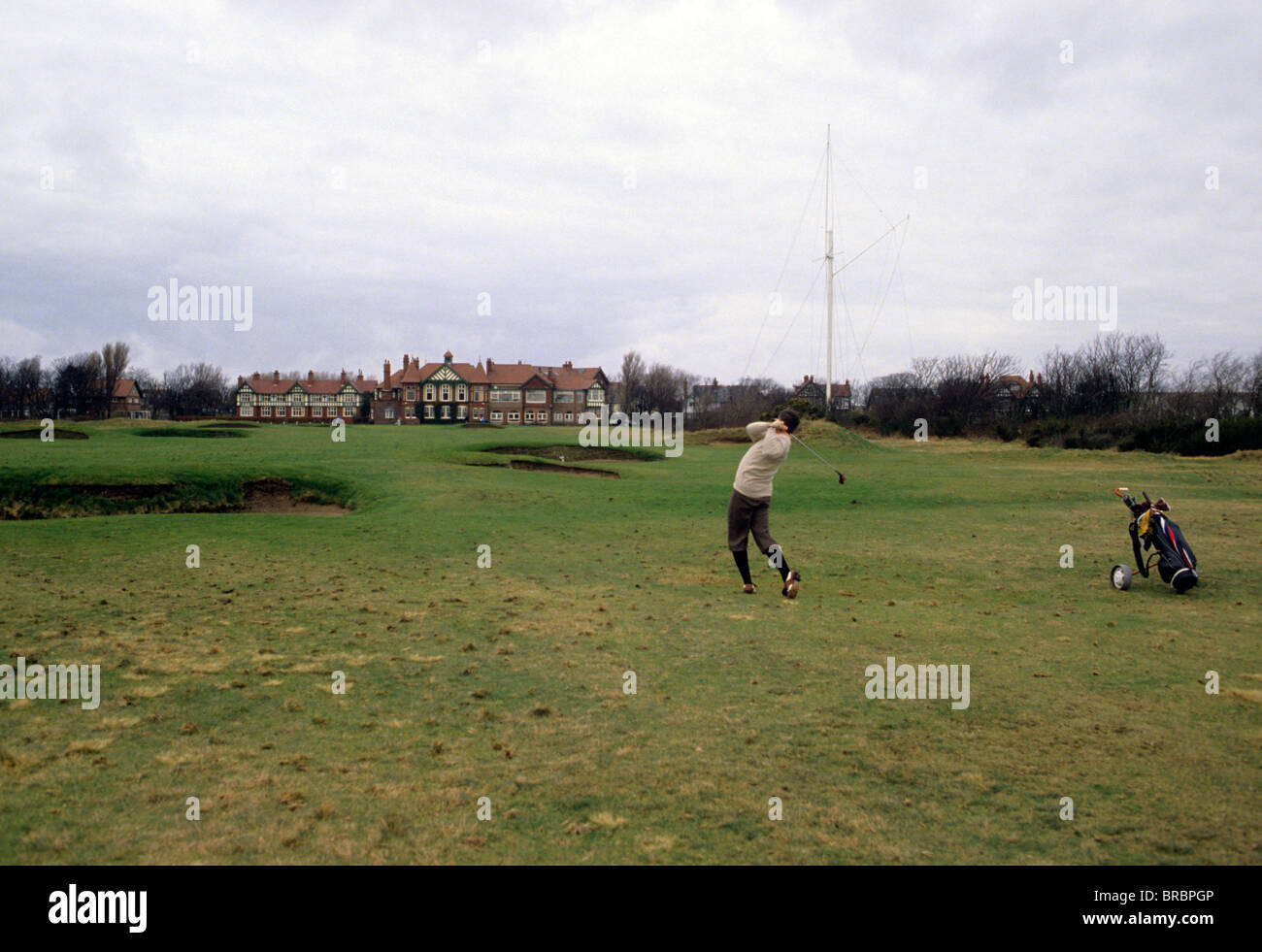 Golfer in der Plus-Vieren trifft eine lange Annäherungsschlag zum Grün Stockfoto