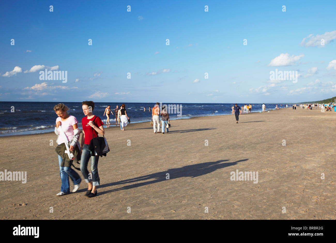 Menschen zu Fuß auf Majori Strand, Jumala, Riga, Lettland, Baltikum Stockfoto