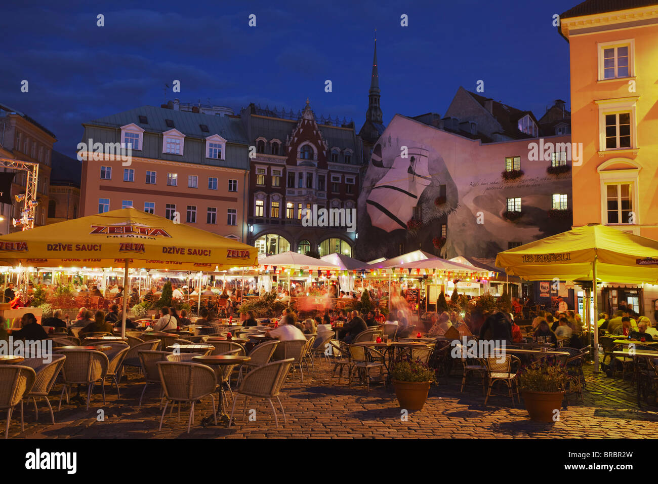 Straßencafés in Domplatz Dom bei Dämmerung, Riga, Lettland, Baltikum Stockfoto