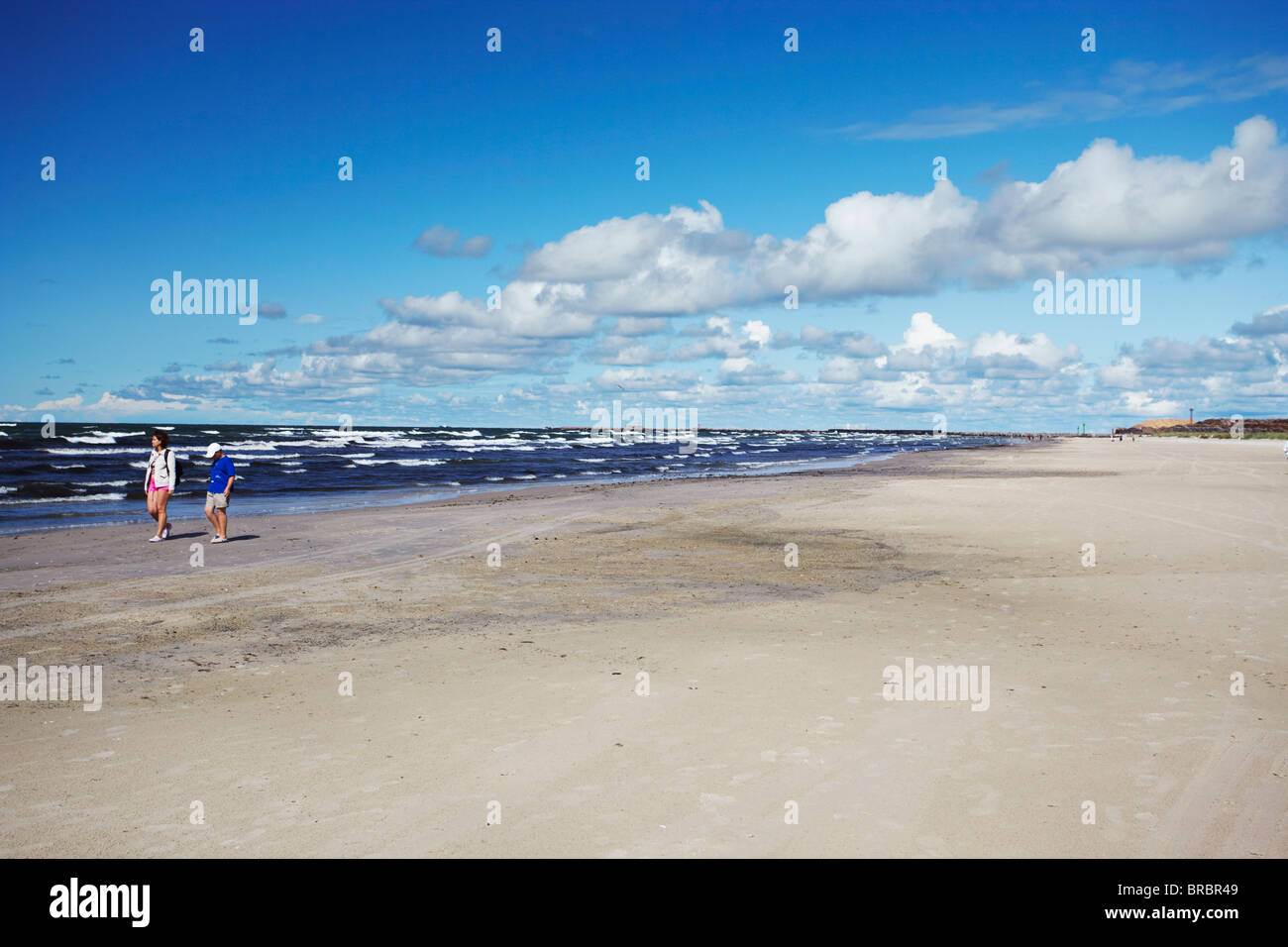Menschen zu Fuß am Strand mit blauer Flagge, westlichen Lettland, Liepaja, Lettland, Baltikum Stockfoto