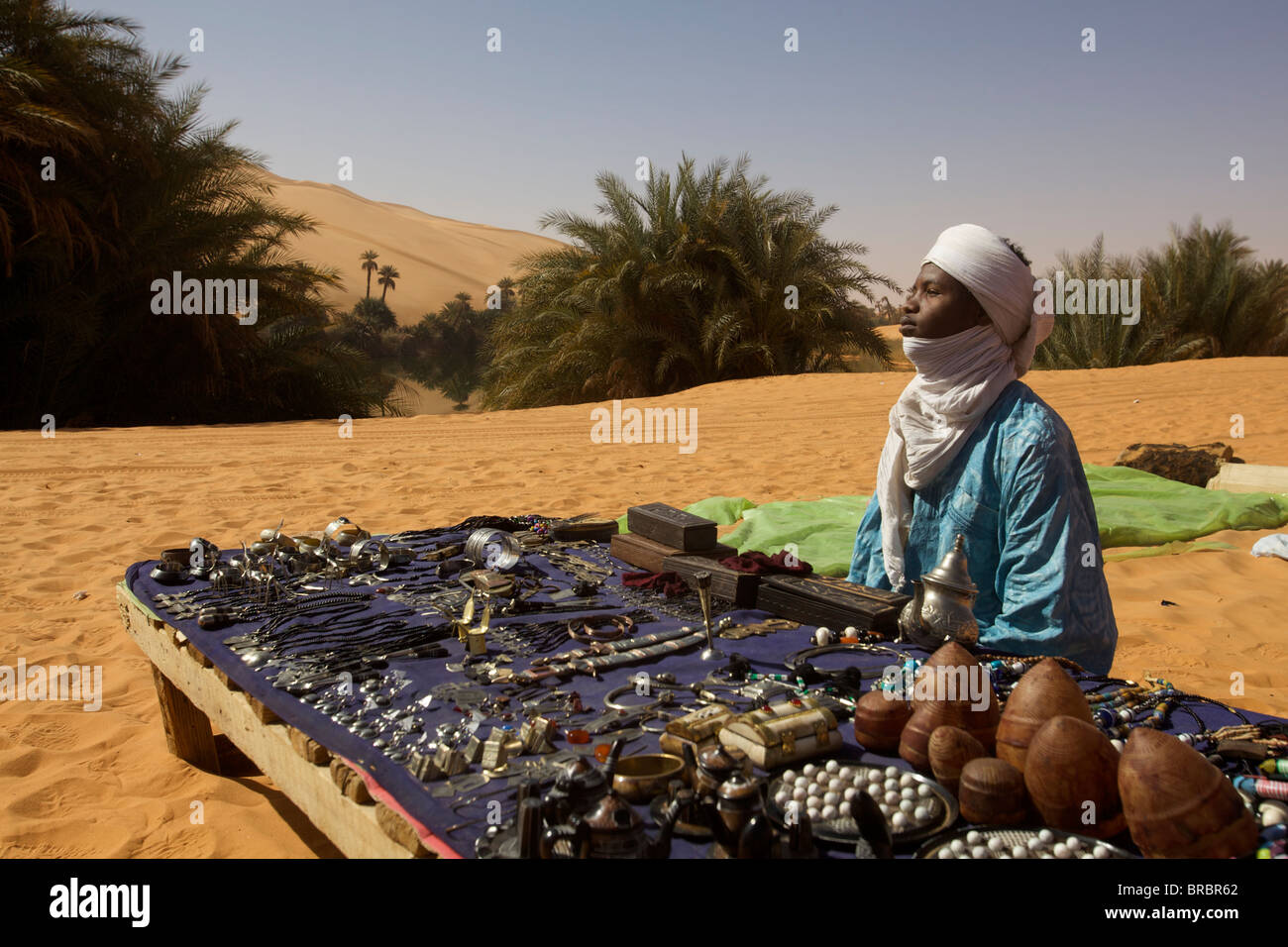 Einen kleinen Stand auf der Umm el-Ma-Oase auf der Ubari Erg in Fezzan Wüste, Libyen, Nordafrika Stockfoto Einen kleinen Stand auf der Umm el-Ma-Oase auf der Ubari Erg in Fezzan Wüste, Libyen, Nordafrika Stockfoto