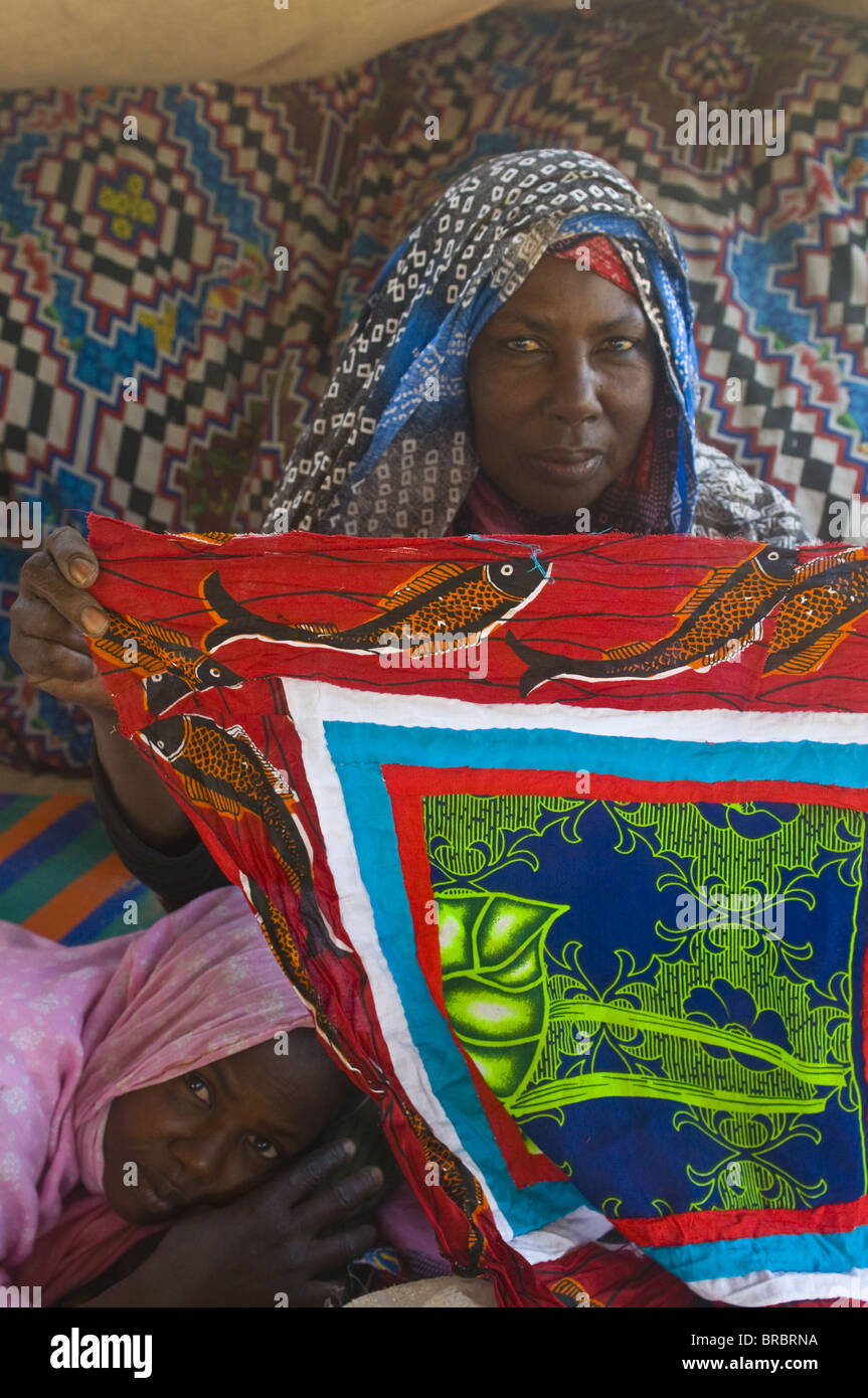 Frau verkaufen bunte Tischdecke auf dem Zelt-Markt von Nouakchott, Mauretanien Stockfoto