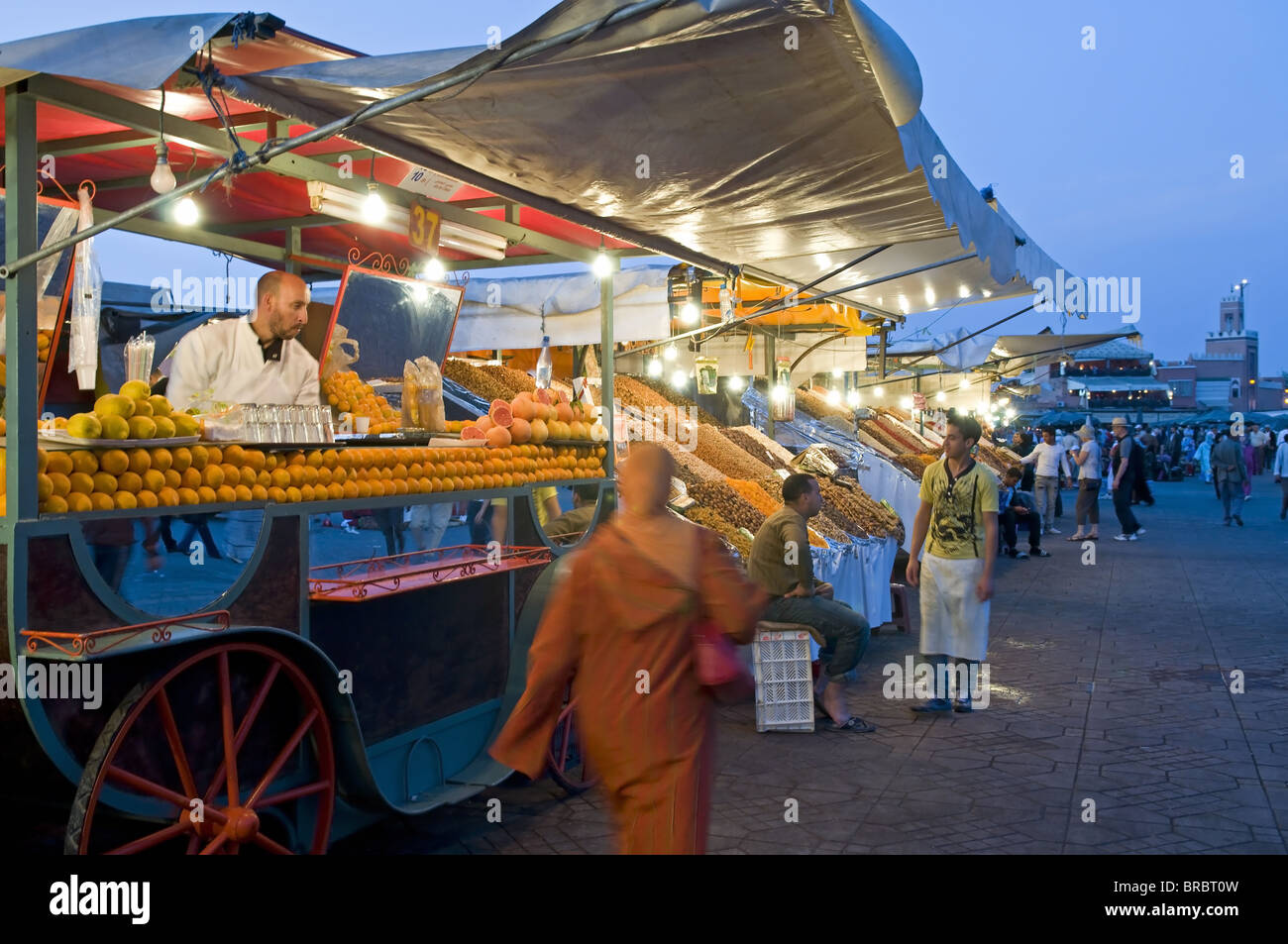 Orangensaft-Verkäufer, Place Djemaa El Fna (Djemaa El Fna), Marrakesch (Marrakech), Marokko, Nordafrika Stockfoto