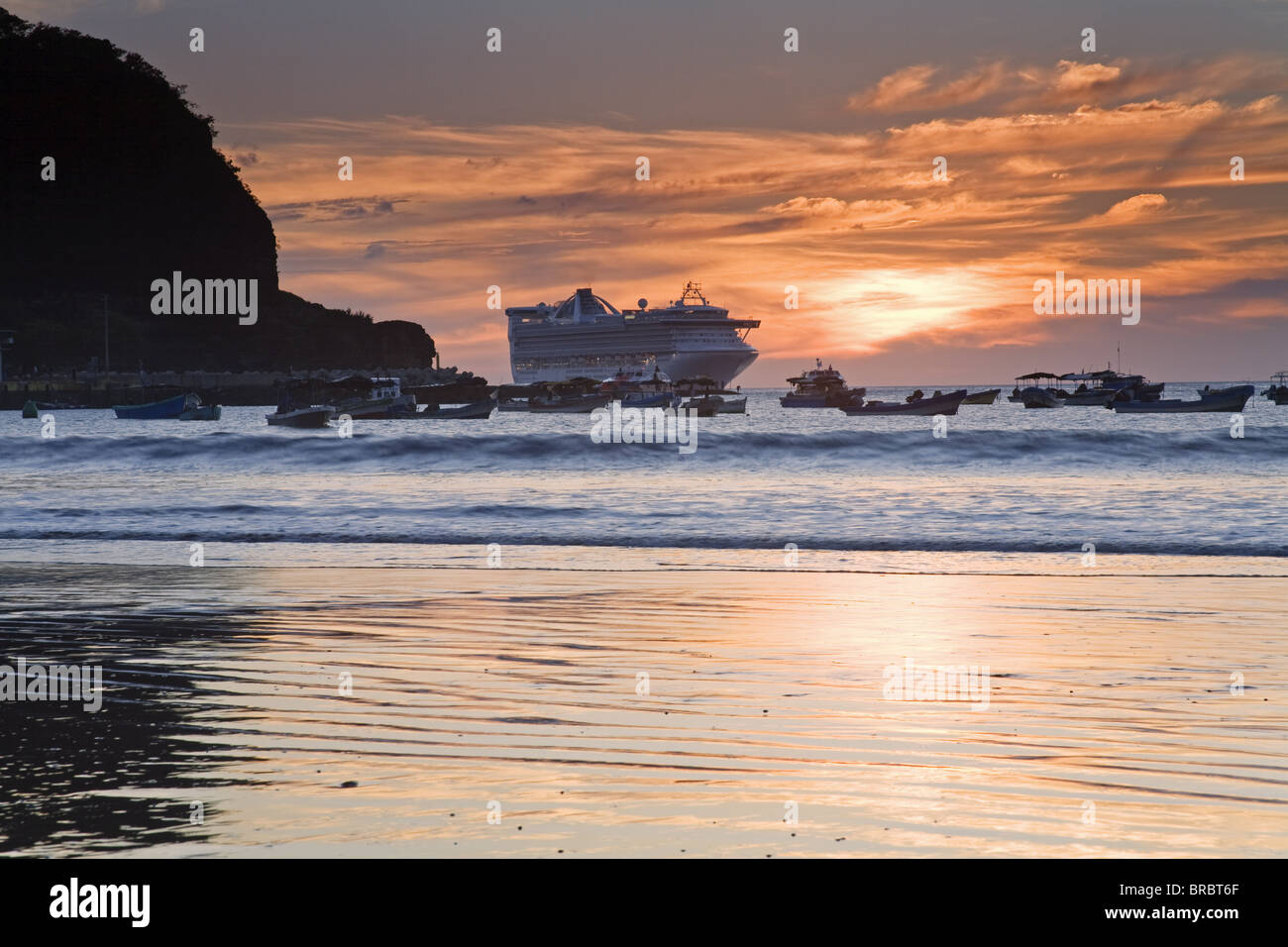 Kreuzfahrtschiff bei Sonnenuntergang in San Juan Del Sur, Abteilung Rivas, Nicaragua, Mittelamerika Stockfoto