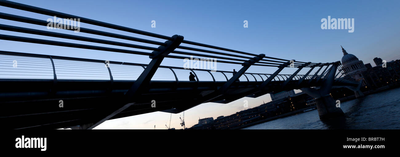 St-Paul-Kathedrale und die Millennium Bridge London Stockfoto