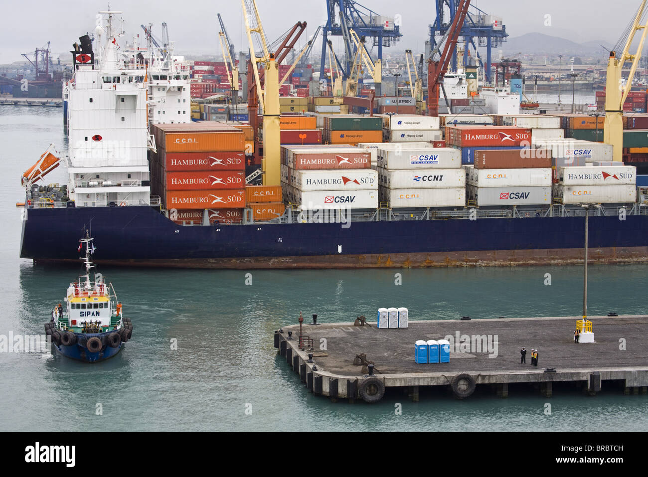Containerschiff im Hafen von Callao, Lima, Peru Stockfoto