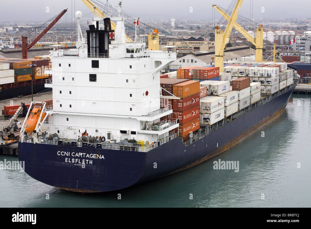Containerschiff im Hafen von Callao, Lima, Peru Stockfoto
