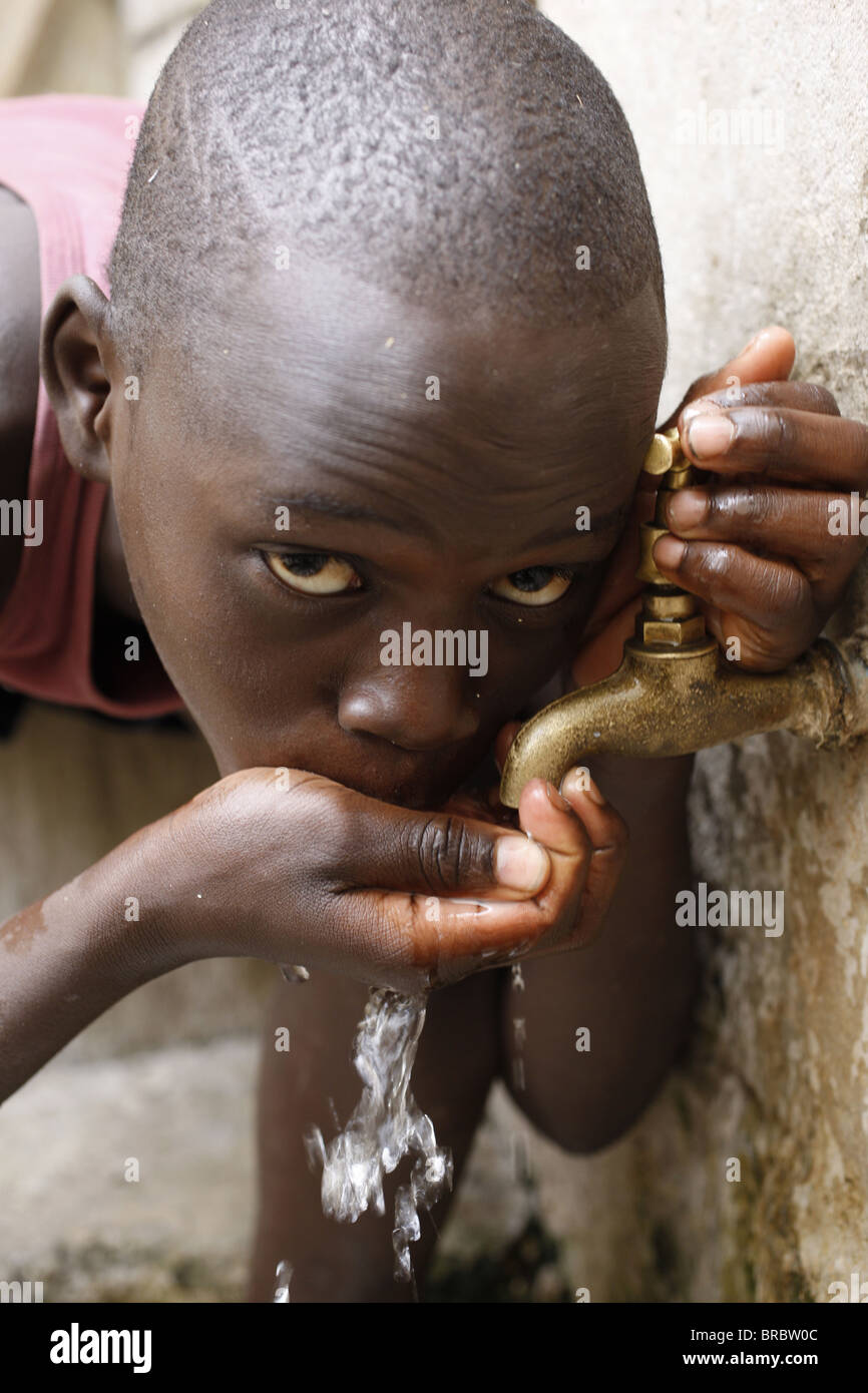 Junge Trinkwasser, Dakar, Senegal, Westafrika Stockfoto