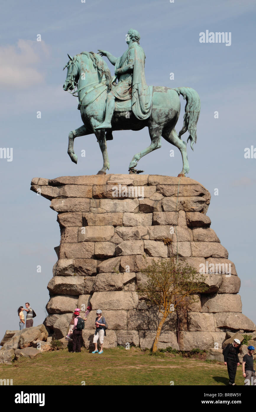 Blick auf die 1829 Kupfer Pferd Statue des Königs George III. auf Snow Hill, Windsor Great Park, Surrey, England. Stockfoto