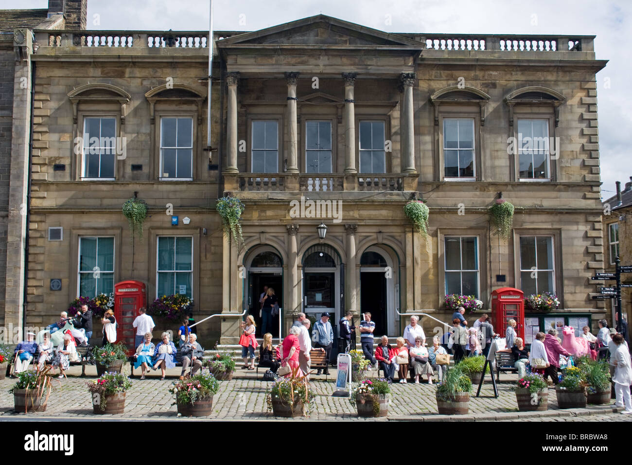 Beliebter Ort außerhalb Skipton Rathaus (erbaut 1862) + Craven Museum, High Street, Skipton, Yorkshire, Großbritannien Stockfoto